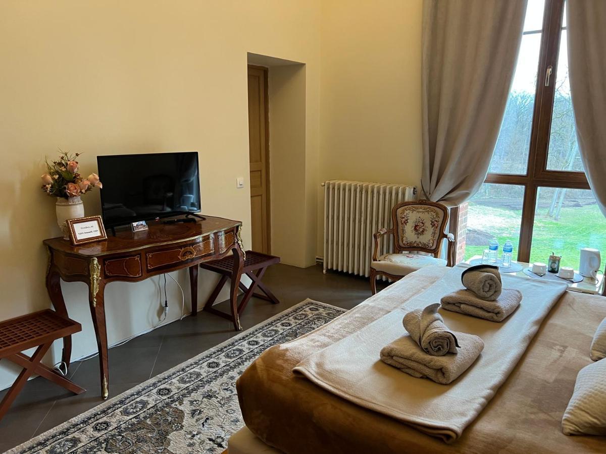 Chateau De Crenille Chaumes-en-Brie Bagian luar foto